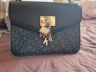 Dos bolsos: crema y negro con cadena
