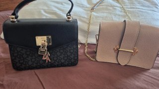 Dos bolsos: crema y negro con cadena