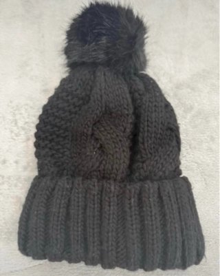 Gorros de lana con pompón (beige y negro)