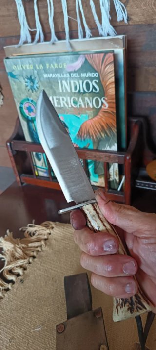 Cuchillo artesanal con funda de cuero