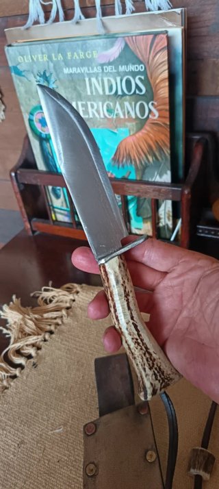 Cuchillo artesanal con funda de cuero