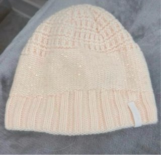 Gorros de lana beige y negro