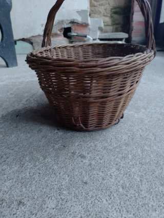 Cesto de mimbre artesanal