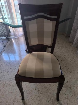 Cuatro sillas de comedor con asiento de tela