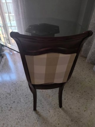 Cuatro sillas de comedor con asiento de tela