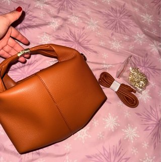 Bolso naranja con cadena dorada