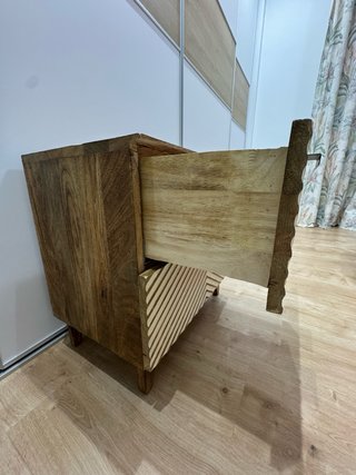 Mesita de noche madera SKLUM con guías