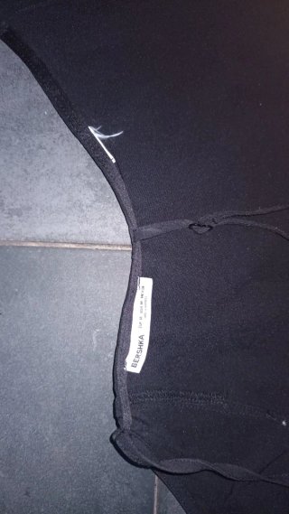Camiseta negra tiras