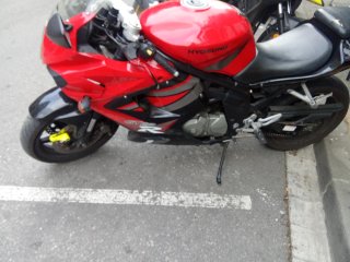 Hyosung GT650R Roja y Negra
