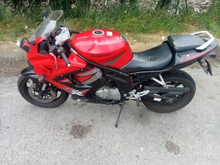 Hyosung GT650R Roja y Negra