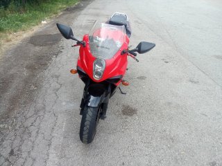 Hyosung GT650R Roja y Negra