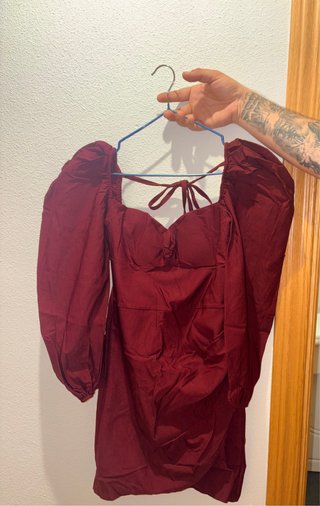 Vestido corto burdeos con mangas abullonadas