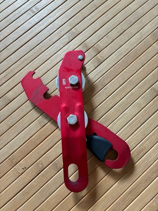 Descensor Petzl para espeleología