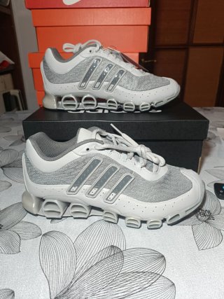 Zapatillas Adidas Megaride color gris y plateado