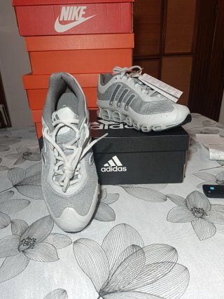 Zapatillas Adidas Megaride color gris y plateado