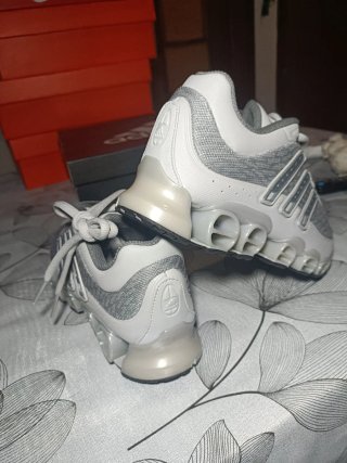 Zapatillas Adidas Megaride color gris y plateado