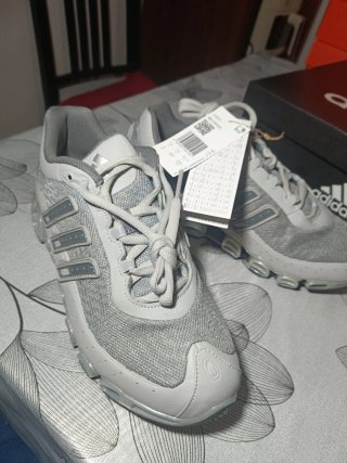 Zapatillas Adidas Megaride color gris y plateado