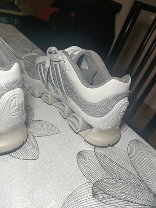 Zapatillas Adidas Megaride color gris y plateado