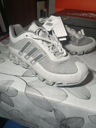 Zapatillas Adidas Megaride color gris y plateado