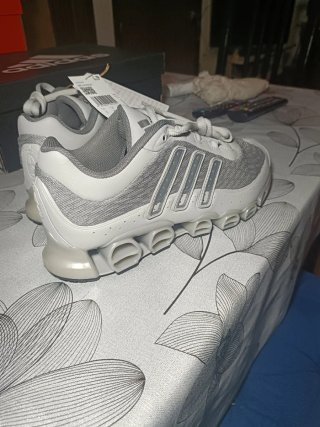 Zapatillas Adidas Megaride color gris y plateado