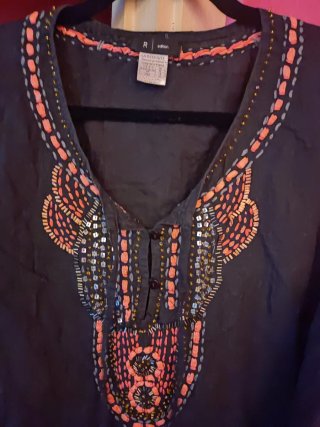Camisa negra bordada naranja