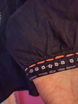 Camisa negra bordada naranja