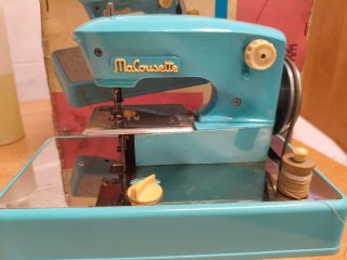 Máquina de coser de juguete azul