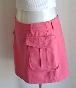 Falda mini rosa con bolsillos cargo | Talle bajo