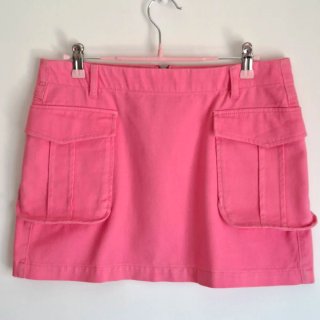 Falda mini rosa con bolsillos cargo | Talle bajo