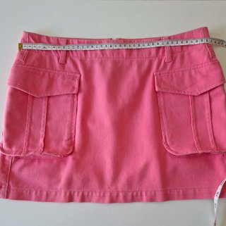 Falda mini rosa con bolsillos cargo | Talle bajo