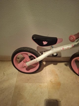 Bicicleta infantil sin pedales rosa