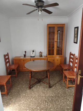 Mesa redonda y 4 sillas comedor madera.