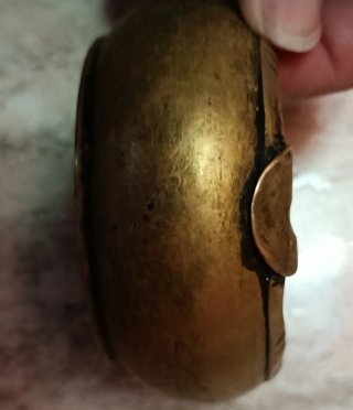 Cenicero latón antiguo, muy robusto y pesado