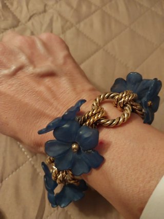 Pulsera de flores azules y eslabones dorados