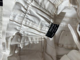 Falda vaquera blanca con cinturón cargo