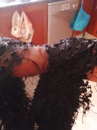 Top negro sin mangas , con flecos