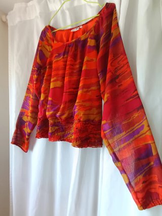 Blusa vaporosa abullonada multicolor.