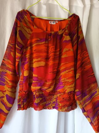 Blusa vaporosa abullonada multicolor.