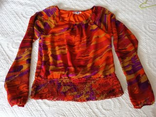 Blusa vaporosa abullonada multicolor.