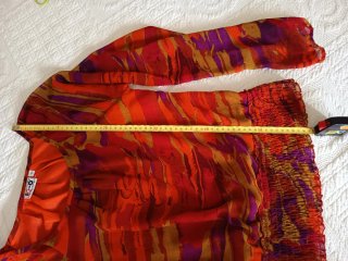 Blusa vaporosa abullonada multicolor.