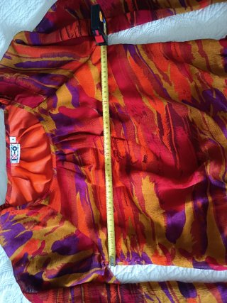 Blusa vaporosa abullonada multicolor.