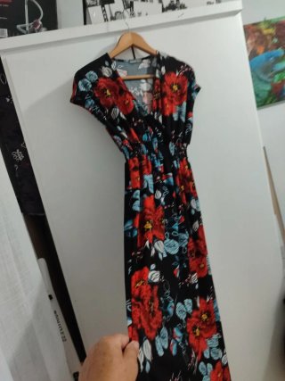 Vestido largo estampado floral negro y rojo