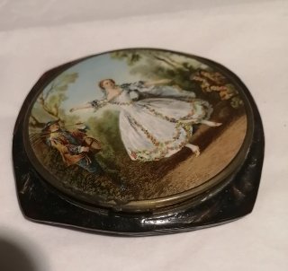 Scatola porta cipria con scena dipinta
