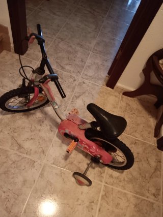 Bicicleta infantil rosa y blanca