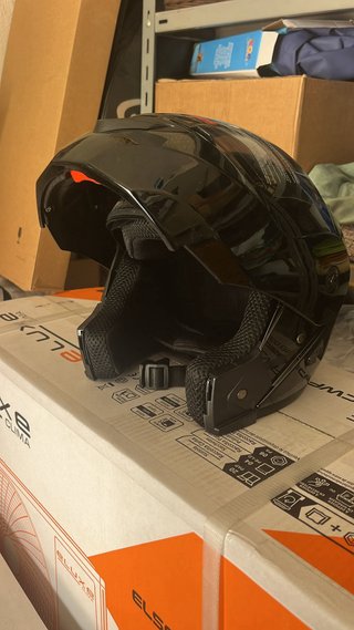 Casco de moto negro TSS