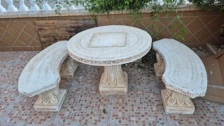 Mesa y bancos de piedra exterior