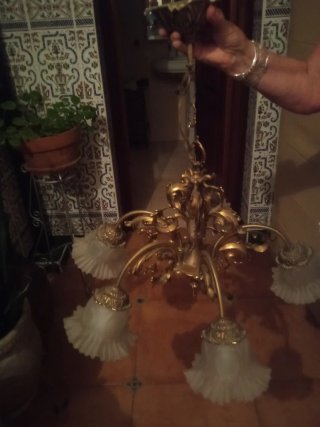 Lámpara de techo dorada con tulipas