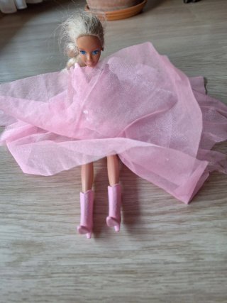 Barbie con vestito rosa a stella