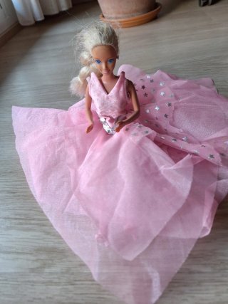 Barbie con vestito rosa a stella
