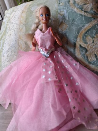 Barbie con vestito rosa a stella